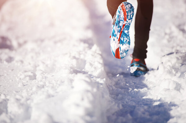 Спортивная пробежка в зимнем парке
