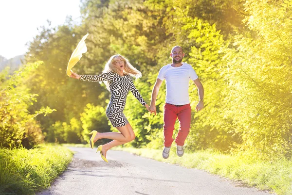 Glückliches Paar, das Spaß im Park hat — Stockfoto