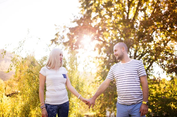 Coppia felice innamorata che si tiene per mano — Foto Stock