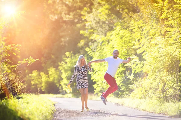 Couple heureux s'amuser dans un parc — Photo