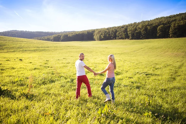 Casal se divertindo em um prado — Fotografia de Stock