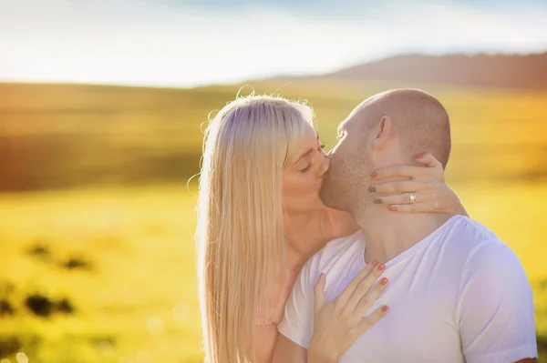 Giovane coppia innamorata in campo soleggiato — Foto Stock