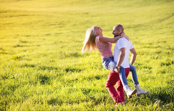 在一片草地上玩耍的夫妇 — 图库照片