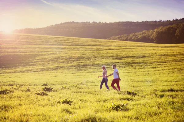 Couple s'amuser sur une prairie — Photo