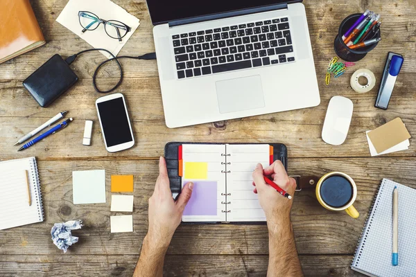 Mistura de material de escritório e gadgets — Fotografia de Stock