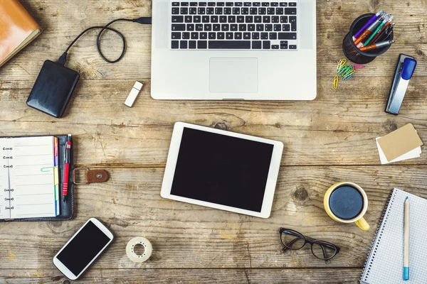 Mischung aus Bürobedarf und Gadgets — Stockfoto