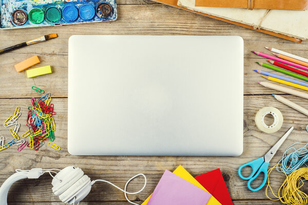 Стол много канцелярских предметов
