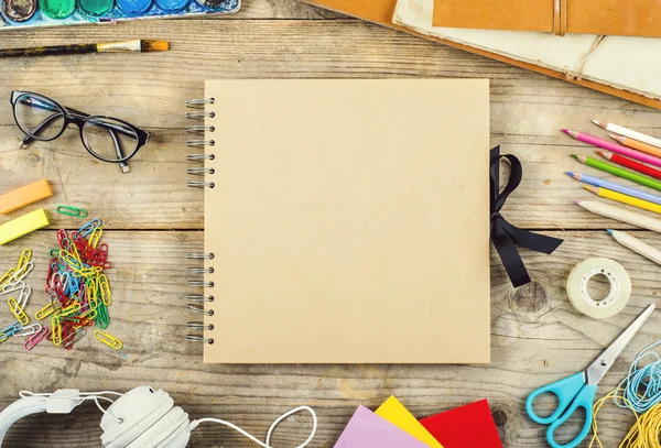 Bureau met veel objecten zijn briefpapier — Stockfoto