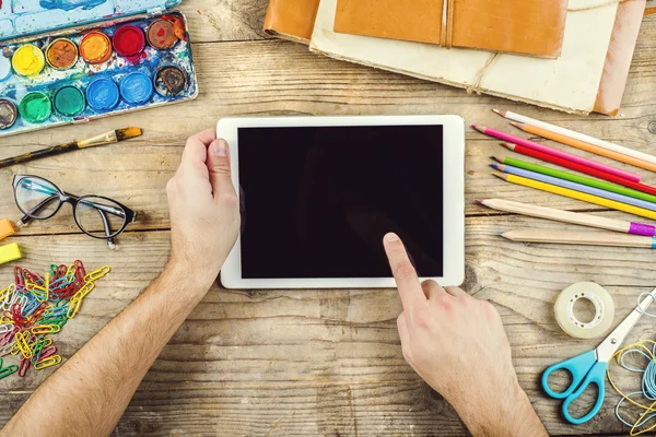 Bureau van een kunstenaar met een heleboel briefpapier objecten. — Stockfoto