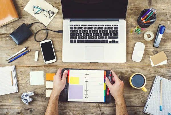 Mischung aus Bürobedarf und Gadgets — Stockfoto