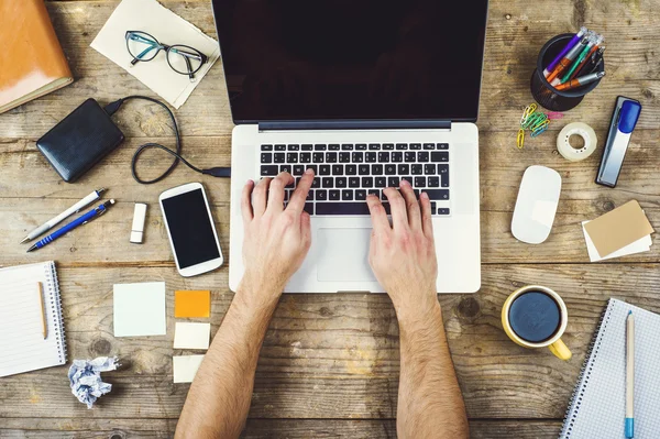 Mistura de material de escritório e gadgets — Fotografia de Stock