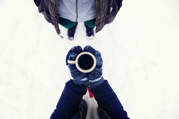 Mãos femininas em luvas dá xícara de café para o homem — Fotografia de Stock