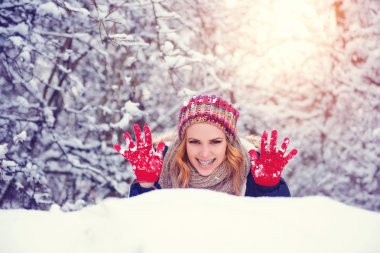 Kışın eğleniyor kadın