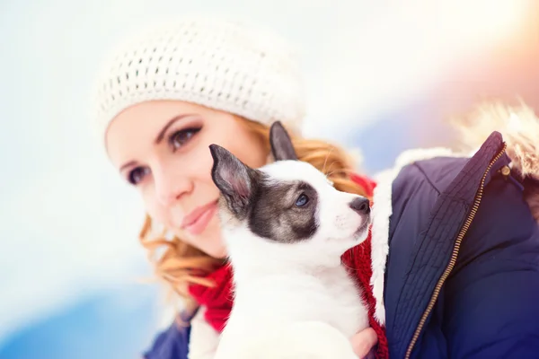 Kvinnan har roligt med sin hundvalp — Stockfoto