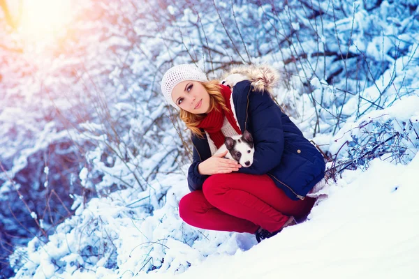 Donna divertirsi con il suo cane cucciolo — Foto Stock