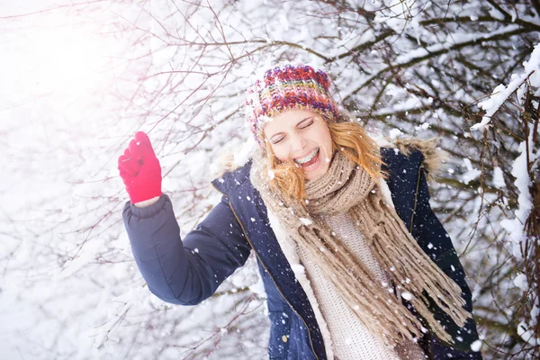 Femme s'amuser en hiver — Photo