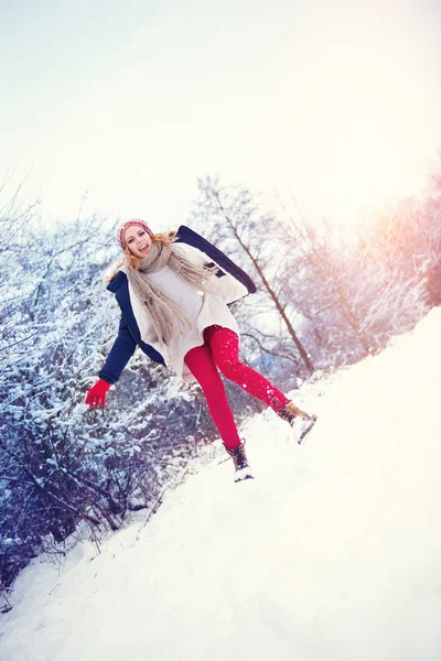 Vrouw plezier in de winter — Stockfoto