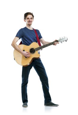 gitar çalan onun aracı ile.