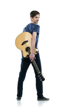 gitar çalan onun aracı ile.