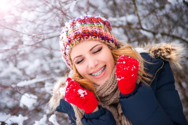 Woman having fun in winter — Stock Photo, Image