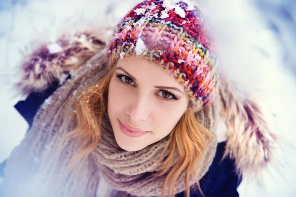 在冬天很开心的女人 — 图库照片