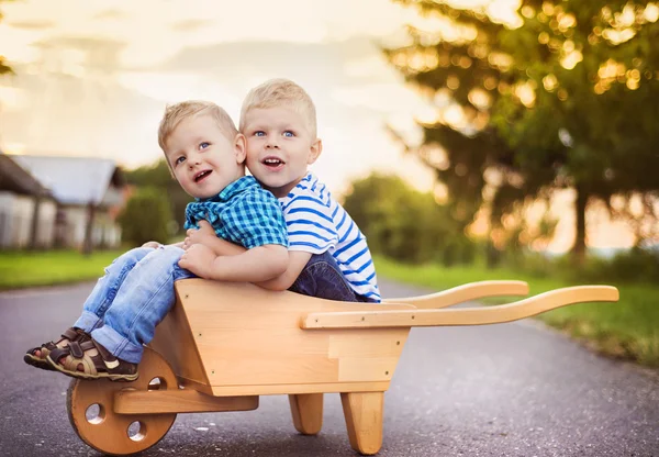 Petits garçons jouant dans une rue — Photo