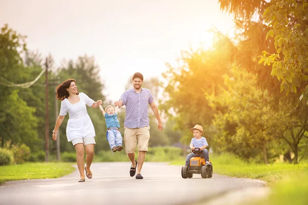 Ung familj som har kul — Stockfoto