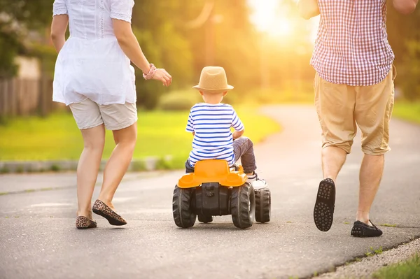 Famille heureuse s'amuser dans la rue — Photo