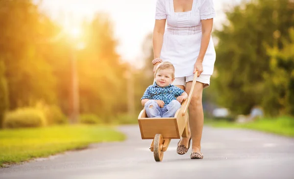 Moeder spelen met haar zoon op de straat — Stockfoto