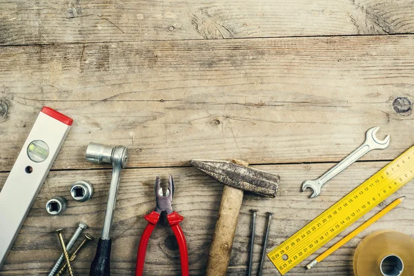 Escritorio de un carpintero con diferentes herramientas . — Foto de Stock