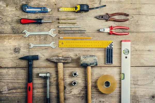 Secretária de um carpinteiro com diferentes ferramentas . — Fotografia de Stock