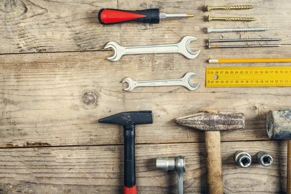 Schreibtisch eines Tischlers mit verschiedenen Werkzeugen. — Stockfoto