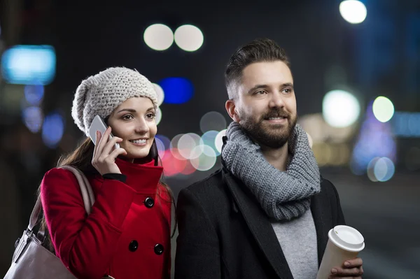 Casal desfrutando da vida noturna na cidade — Fotografia de Stock