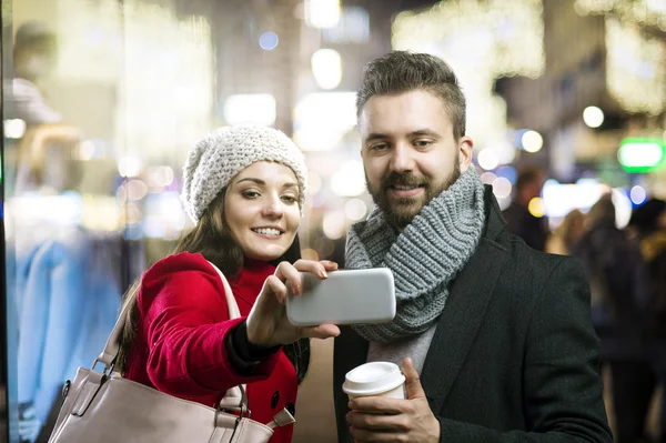 Couple enjoying nightlife in the city — Stock Photo, Image