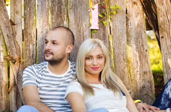 Pareja abrazándose al lado de la valla de madera —  Fotos de Stock