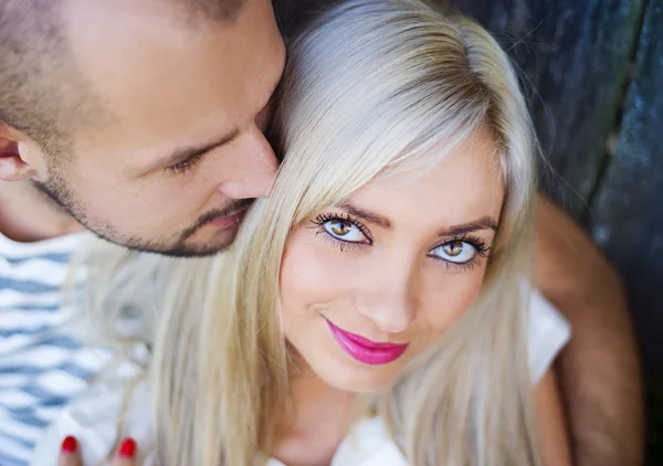 Feliz jovem casal apaixonado — Fotografia de Stock