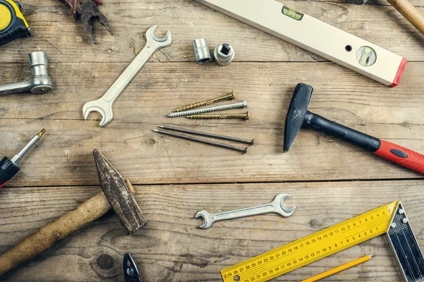Escritorio de un carpintero con diferentes herramientas . —  Fotos de Stock