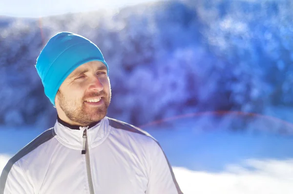 Runner opwarmt hem terwijl rusten tijdens zijn training — Stockfoto