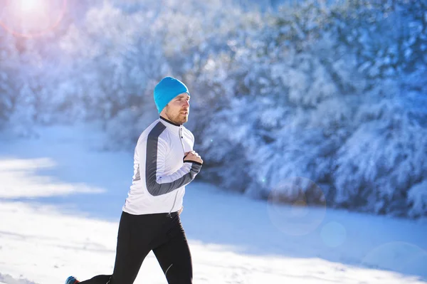 Sportman joggen in de winter — Stockfoto