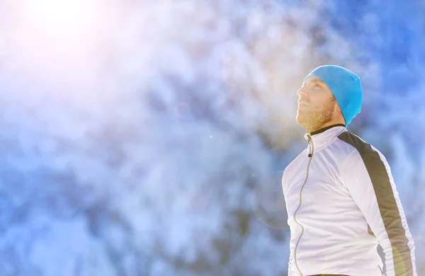 Runner opwarmt hem terwijl rusten tijdens zijn training — Stockfoto