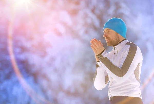 Runner opwarmt hem terwijl rusten tijdens zijn training — Stockfoto