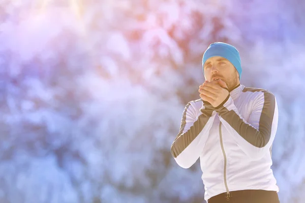 Runner opwarmt hem terwijl rusten tijdens zijn training — Stockfoto