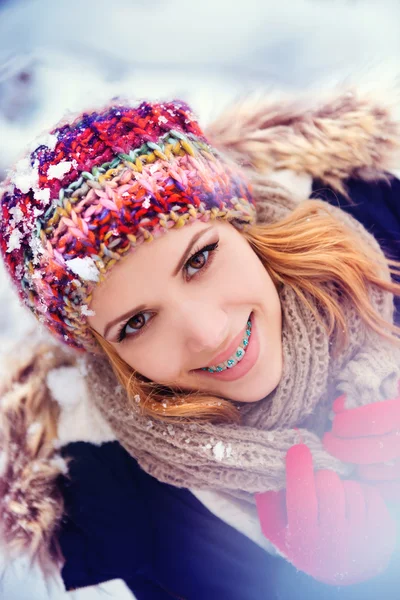 Frau hat Spaß im Winter — Stockfoto