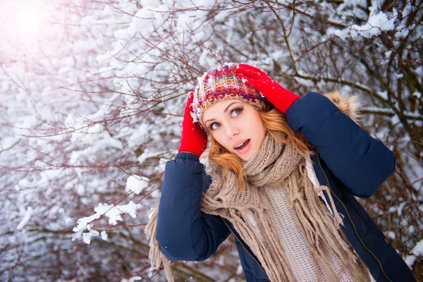 Donna che si diverte in inverno — Foto Stock