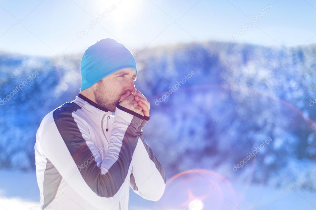 Показывает пальцем на себя. Keeping himself. Много людей держат баланс. Мужик перед зеркалом. Генри кавилл граф монте кристо.
