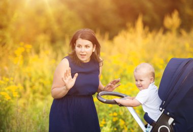 Anne ve oğlu bir yürüyüş