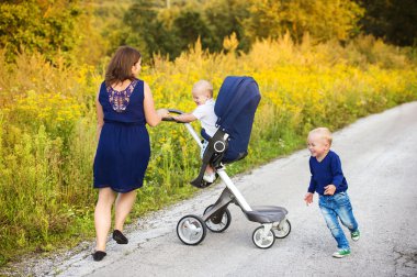 Anne ve oğlu bir yürüyüş