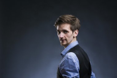 şık yakışıklı adam