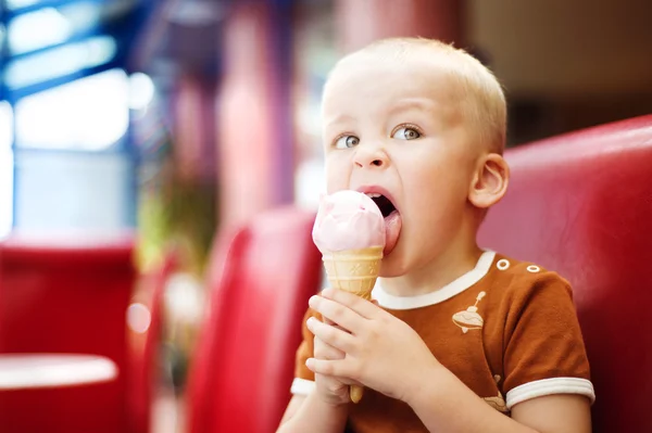 Ragazzino godendo gelato — Foto Stock