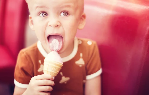 Kleiner Junge genießt Eis — Stockfoto